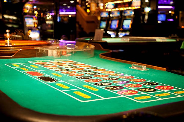 Live dealer studio with blackjack table streaming on sisusan88
